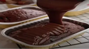 كيكة الشيكولاتة بأسرارها وتكاتها مع الصوص السايح اللذيذ