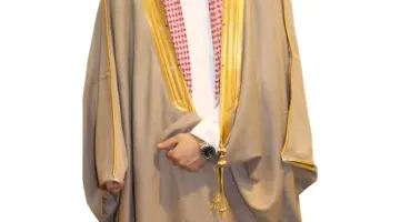 ما هي الفئات الملزمة بارتداء "البشت" في المناسبات الرسمية وأماكن العمل؟