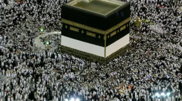 جموع المصلين يقيمون صلاة التراويح والتهجد بالحرمين الشريفين بأول ليلة في العشر الأواخر برمضان