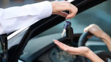 هل إيقاف الخدمات يمنع استئجار سيارة داخلية؟ خدمة المستفيدين تجيب