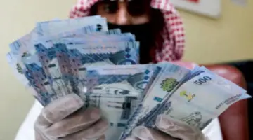 بعد تعديل موعد الصرف لشهر أبريل رواتب الموظفين بالمملكة للقطاع المدني والعسكري في حساباتهم البنكية الأحد