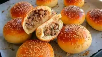طريقة سهلة وسريعة لتحضير وجبة لذيذة ومقرمشة في المنزل.. فطائر محشية بعجينة قطنية