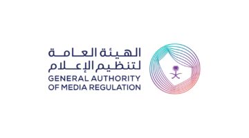 تنظيم الإعلام يعلن ايقاف مذيع برنامج رياضي شهير بالمملكة.. فمن هو؟