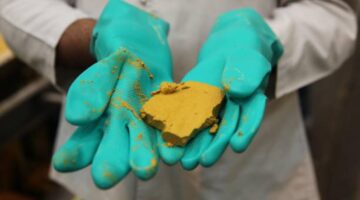 وزير الطاقة السعودي يعلن تخطيط المملكة للاستثمار في اليورانيوم الكعكة الصفراء