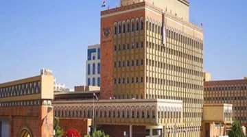البنك المركزي يعزز الإجراءات ويحظر التعامل مع أربع شركات صرف في صنعاء