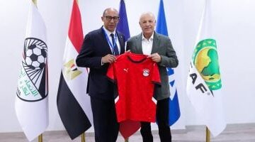 أبو ريدة يلتقي نظيره الفرنسي فيليب ديالو ويهديه درع الاتحاد وقميص المنتخب