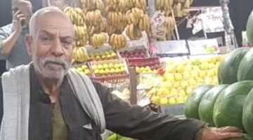 أقدم بائع بطيخ في شبرا.. عم فتحي يكشف كيفية اختيار البطيخة الألذ (فيديو)