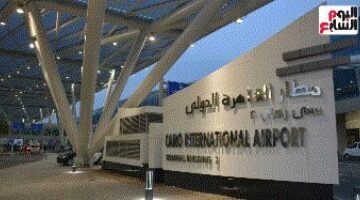 تصادم اتوبيس ينقل ركاب مصر للطيران بعمود إنارة في مهبط مطار القاهرة.. شاهد الفيديو!