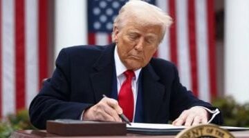 عاصفة رسوم ترامب تحاصر أبل ومصير غامض لأسعار "آيفون"