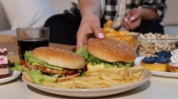 قعدتك تتعب معدتك.. كيف تتسبب طريقة جلوسك على الطعام في مشاكل الهضم