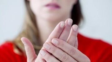 قلل الملح.. كيف يؤدى النظام الغذائى الغنى بالصوديوم إلى تورم الجلد