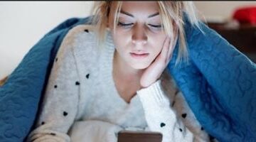 لماذا يجب أن تؤجل النظر إلى هاتفك عند الاستيقاظ من النوم؟