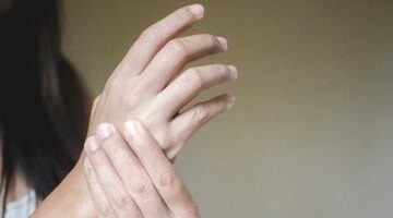لو بتحب تطرقع صوابعك.. علامة ممكن تكشف إصابتك بتآكل المفاصل