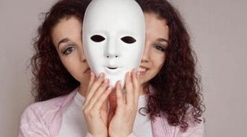 هل ترى نفسك بطلًا خارقًا؟ اكتشف أعراض جنون العظمة
