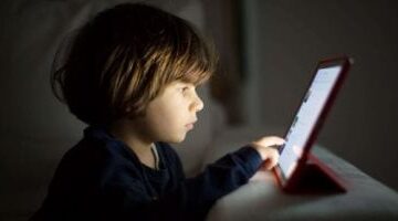 هل يتعرض طفلك للتنمر الإلكتروني؟.. خدعة سهلة تكشف الحقيقة!