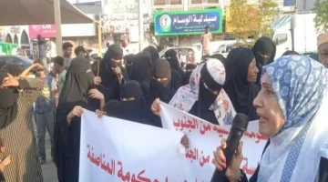 آلاف نساء عدن يتظاهرن في ساحة العروض.. هذه مطالبهن!