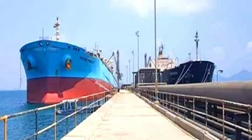 إنقاذ كهرباء عدن: سفينة دولية محملة بـ13 ألف طن من الديزل ترسو في ميناء الزيت