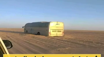 شاهدوا قبل الفجر: باصات الحجاج اليمنيين تواجه الصحراء الخطرة وسط مطالب شعبية بفتح الطرق فوراً! (صورة صادمة)