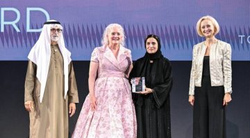 لبنى القاسمي تتلقى جائزة القيادة المجتمعية من مدرسة الجالية الأمريكية في أبوظبي
