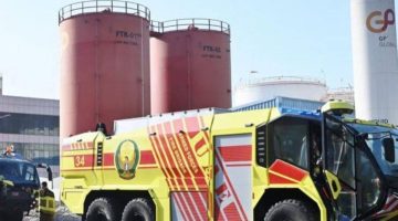 فرق الطوارئ تكافح حريقا بسرعة في ميناء الحمرية