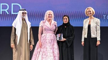 لبنى القاسمي تُكرم من مدرسة الجالية الأمريكية في أبوظبي