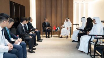 سيف بن زايد يجتمع بنائبة عمدة غوانزو خلال فعاليات «سيملس الشرق الأوسط 2025»