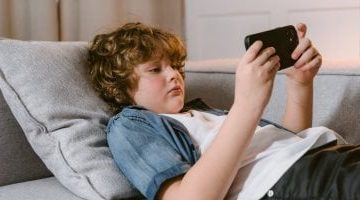 نبراسكا تقر قانونًا جديدًا للحد من استخدام الأطفال للإنترنت