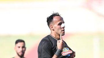 منافسة ثلاثية ساخنة: عاشور ومنسي وفيصل يتصدران سباق هداف الدوري!