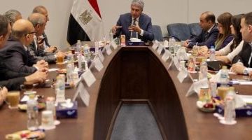 وزير الآثار يراقب تطوير خدمات سياحية تجريبية في أهرامات الجيزة