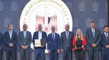 وزير الاستثمار يمنح 6 رخص ذهبية جديدة لمشاريع واعدة تحفيزًا للاقتصاد