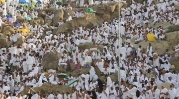 صياغة عنوان صحفي جذاب وواضح، يعبر عن المعنى الأصلي دون تغيير مضمونه: الحجاج يواصلون التوافد إلى عرفات لأداء ركن الحج الأعظم