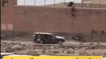 فيديو صادم يوثق تهريب سجناء من أسوار السجن المركزي بذمار بينهم قاتل قيادي بارز (شاهد)