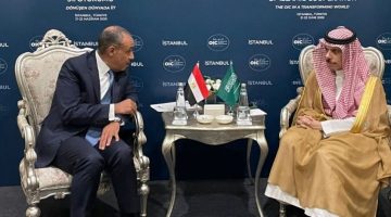 وزير الخارجية يعقد مباحثات مع نظيره السعودي حول تنظيم منتدى الاستثمار وإطلاق مجلس التنسيق الأعلى