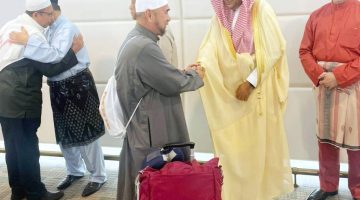 سفير المملكة في بروناي يستقبل حجاج بيت الله العائدين
