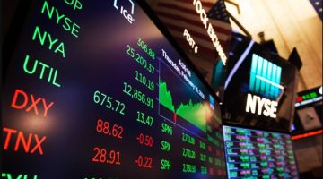 الأسهم الأمريكية تتراجع بضغط من بيانات اقتصادية ضعيفة