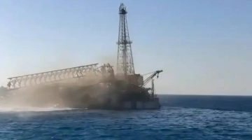 خليج السويس يشهد سقوط حفار ضخم بسبب «الصدأ»
