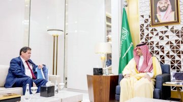 وزير الداخلية يرحّب بالسفير العماني ويودع السفير البريطاني في لقاء رسمي
