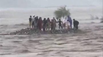 فيضان غير متوقع يجرف عائلة مكونة من 17 سائحاً في باكستان - تفاصيل الحادثة