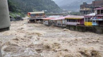 فيضانات شمال غرب باكستان تودي بحياة 32 شخصًا بينهم 15 طفلًا في مأساة نهر سوات
