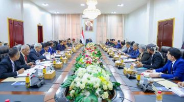 مجلس الوزراء برئاسة بن بريك يعقد اجتماعاً عاجلاً لمناقشة الأوضاع الاقتصادية الحرجة وتحديات الكهرباء والعملة