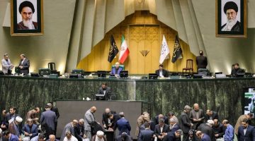 الشورى الإيراني يوصي بإغلاق مضيق هرمز: القرار النهائي بيد المجلس الأعلى للأمن القومي