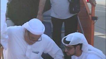 إماراتي يُجسّد مشاعر الفرح بسجدة شكر في مطار الوطن بعد إجلائه من إيران (فيديو)