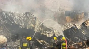 حريق مدمر في البراجيل بمصر: ألسنة اللهب تلتهم المحال والمنازل وتؤدي إلى إصابة 12 فرداً