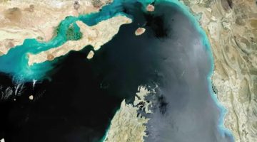 العالم يواجه مأزقاً خطيراً في حالة إغلاق مضيق هرمز: التوقعات الكارثية تلوح بالأفق