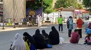 أولياء أمور طلاب الثانوية العامة بأسوان ينتظرون أبنائهم أمام اللجان – لحظة مؤثرة في امتحانات العام