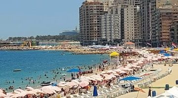 إقبال كبير على شواطئ إسكندرية في أول أيام عيد الأضحى: مشاهد مميزة وصور لزحام العيد