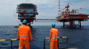 دولة عربية تُعلن عن اكتشاف أكبر بئر نفطي في العالم: هل ستتجاوز السعودية وأمريكا في الثراء؟!