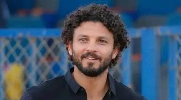 جماهير الأهلي تتCrowd لالتقاط صور تذكارية مع حسام غالي في ملعب ميتلايف