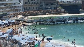 زيادة الإقبال على شاطئ ستانلي بالإسكندرية مع ارتفاع درجات الحرارة - فيديو