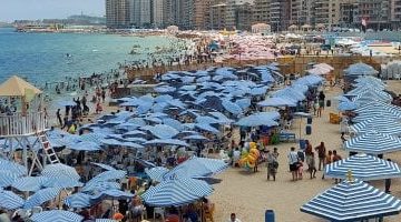 شواطئ الإسكندرية تشهد إقبالاً كبيراً في آخر أيام الإجازة خلال العيد - فيديو